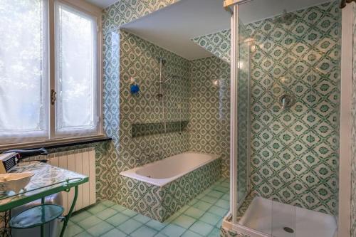 Ένα μπάνιο στο Villa Bianca luxury property in Rapallo