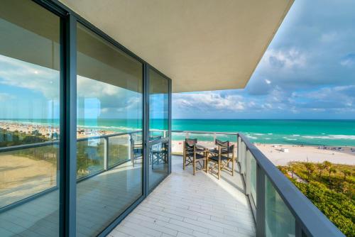 balcón con vistas a la playa y al océano en Oceanfront Private Residence at W South Beach -828, en Miami Beach