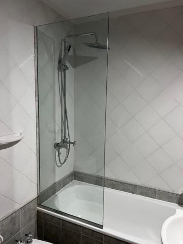 um chuveiro com uma porta de vidro na casa de banho em SUPER UBICACIÓN NUEVA CÓRDOBA em Córdoba