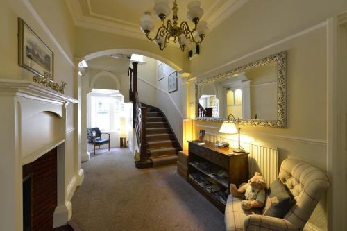 A seating area at Torrdarach House Bed & Breakfast 