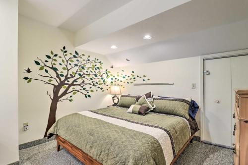 1 dormitorio con un árbol en la pared en Waterfront Lake Harmony Condo with Ski Slope Views!, en Lake Harmony