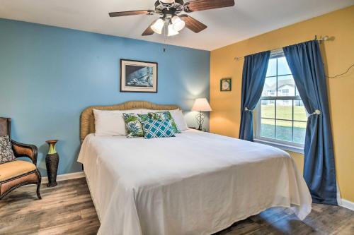 - une chambre avec un lit, un ventilateur de plafond et une fenêtre dans l'établissement Bright Gulf Shores Condo - 5 Mi to Beach!, à Gulf Shores