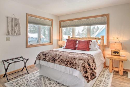 una camera con un grande letto e una finestra di Biwabik Vacation Rental Near Giants Ridge! a Biwabik