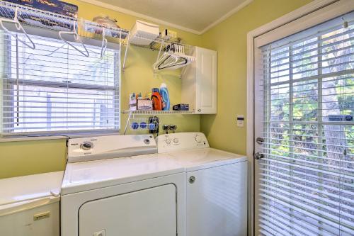 Kuchyň nebo kuchyňský kout v ubytování Cape Canaveral Cottage with Hot Tub Walk to Beach