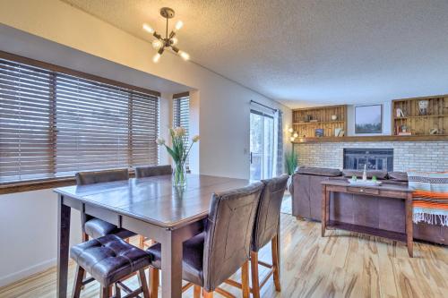 Fotografie z fotogalerie ubytování Family-Friendly Aurora Vacation Rental with Yard! v destinaci Aurora