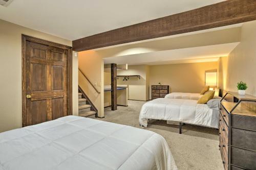 Ένα ή περισσότερα κρεβάτια σε δωμάτιο στο Family-Friendly Aurora Vacation Rental with Yard!