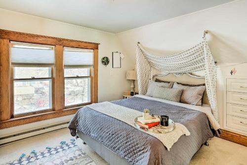 1 dormitorio con cama grande y colcha con dosel en Chic Rapid City Escape Near Mount Rushmore!, en Rapid City
