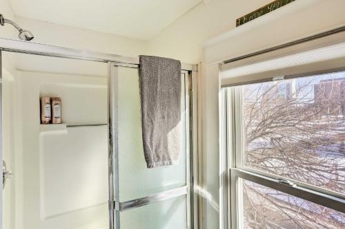 baño con ducha y ventana en Chic Rapid City Escape Near Mount Rushmore!, en Rapid City