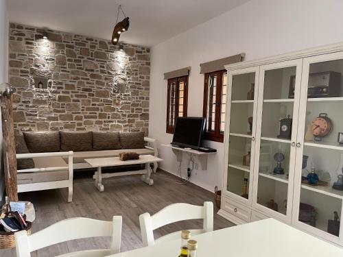 Μια τηλεόραση ή/και κέντρο ψυχαγωγίας στο Chelidonofolia