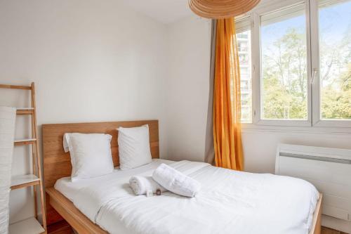 una camera da letto con un letto con un orsacchiotto sopra di Cosy apartment in Bagnolet close to Paris - Welkeys a Bagnolet