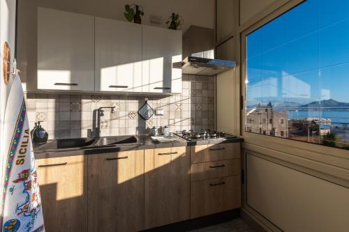 Η κουζίνα ή μικρή κουζίνα στο Casa de Paoli - Vista Mare Arenella, Palermo con Parcheggio Privato