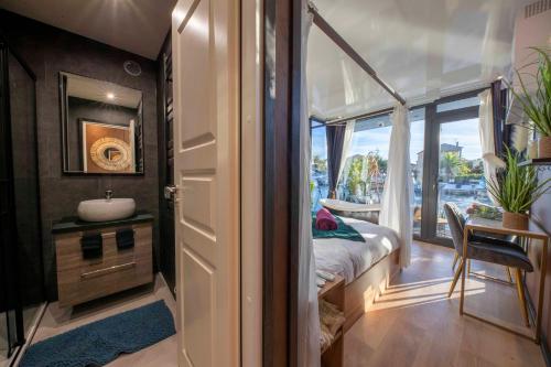 a bathroom with a bed and a sink in a room at Escale Royale Frejus in Fréjus