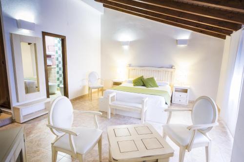Ένα ή περισσότερα κρεβάτια σε δωμάτιο στο AROHAZ Hotel & Restaurante