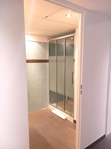 un baño vacío con una puerta trasera con ducha de cristal en Centre Ville Juan Les Pins , 100m des plages, 70m de la gare de Juan Les Pins, en Antibes