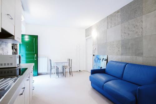 a living room with a blue couch in a kitchen at Blue Loft - The House Of Travelers in Como