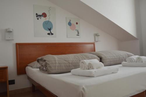 una camera da letto con 2 asciugamani bianchi su un letto di Isolabella a Foce Varano
