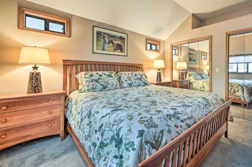 Giường trong phòng chung tại Cozy Lake Chatuge Getaway, Walk to Water!
