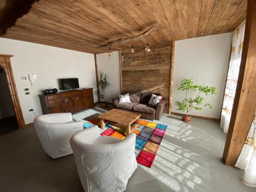 皮耶韋迪卡多雷的住宿－Reggia al Sole，客厅配有沙发和桌子