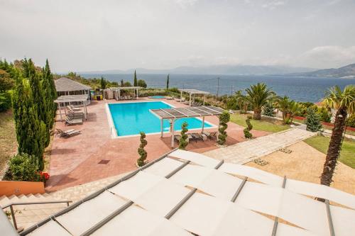 ein Bild einer Villa mit einem Pool in der Unterkunft Thalassa Hotel in Palairos