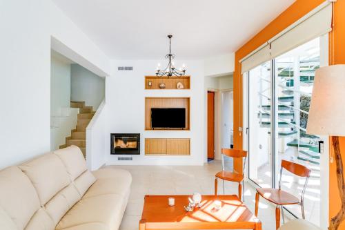 ein Wohnzimmer mit Sofa und Tisch in der Unterkunft Villa Poseidon Gardens by Ezoria Villas in Larnaka