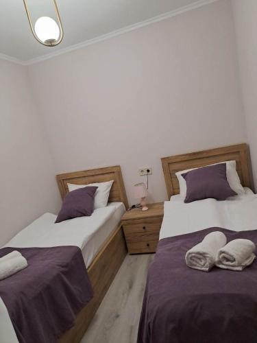 Dos camas una al lado de la otra en un dormitorio. en Apartment on Xancteli, en Tiflis