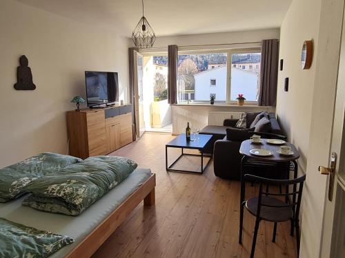 een woonkamer met een bank en een tafel bij Ferienwohnung Schlafende Hexe in Bad Reichenhall