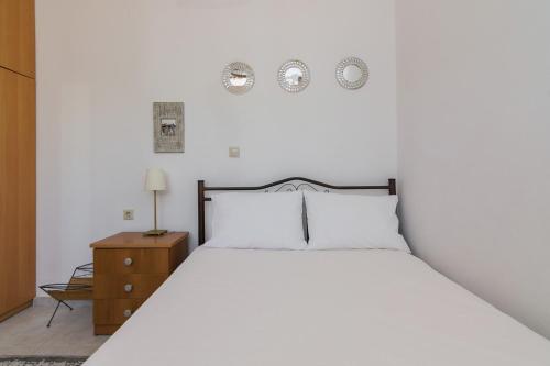 Uma cama ou camas num quarto em Stavros Hideaway 2 bedroom 6 persons house.