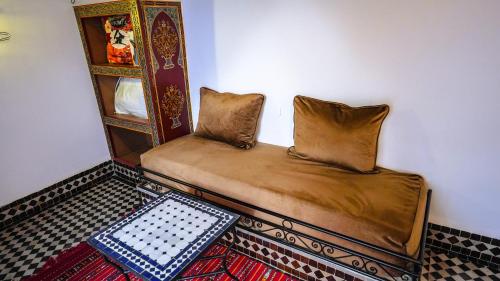a bed sitting in a corner of a room at Riad Green House in Fès