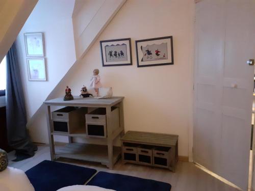 Cette chambre mansardée comprend un petit bureau. dans l'établissement Chez Kat Location Ile de Groix, à Groix