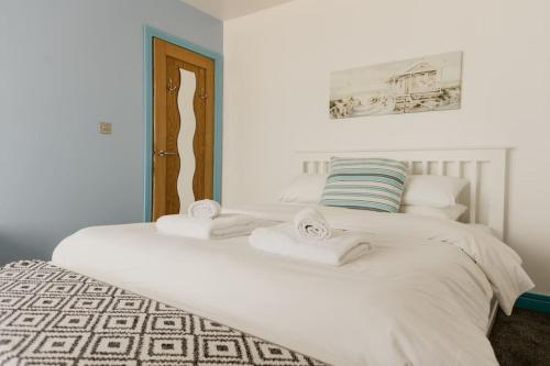 Llit o llits en una habitació de The Sea Deck Apartment - Westbrook Bay Beach - By Goldex Coastal Breaks