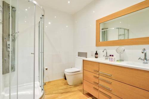 a bathroom with a shower and a toilet and a sink at Luxury Stamford Centre Apartment 2Bed - The Old Seed Mill C in Stamford