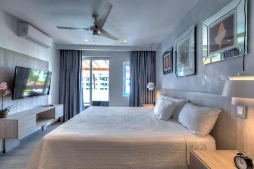 - une chambre avec un lit et un ventilateur de plafond dans l'établissement Ultra Cosy 2 Bedroom Beach Apartment - K-302, à Punta Cana