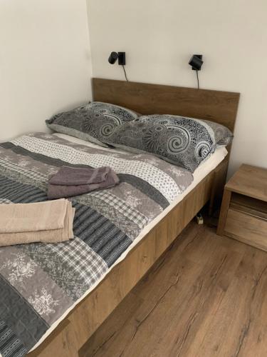 2 camas individuales en un dormitorio con suelo de madera en APARTMENT OWL, en Kořenov