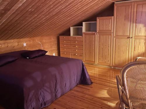 - une chambre avec un lit, une chaise et des armoires dans l'établissement Panoraama 1, à Saariselka