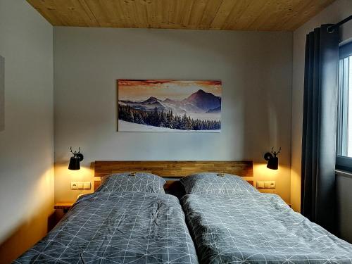 VorderhornbachにあるHoamatgfühlのベッドルーム1室(ベッド2台付)が備わります。壁に絵が描かれています。