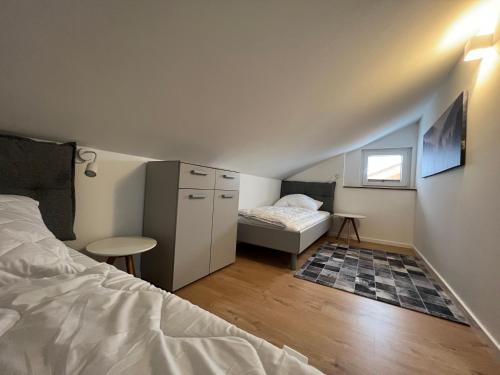 niewielka sypialnia z łóżkiem i małym stołem w obiekcie Cecilienpark Oberharz w mieście Hahnenklee-Bockswiese