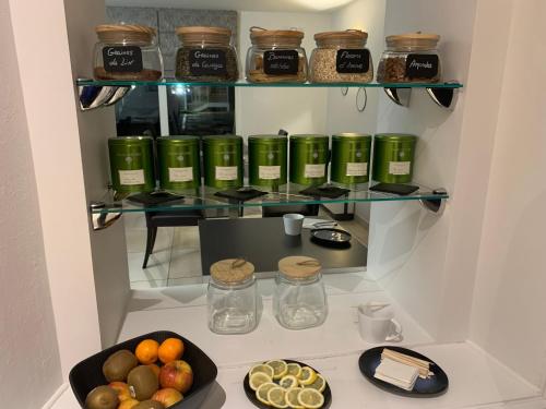 une étagère remplie de bocaux et d'un bol de nourriture dans l'établissement Logis Hôtel Restaurant Le Moulin de la Coudre, à Venoy