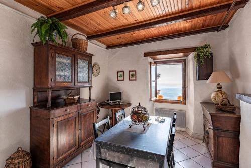 une salle à manger avec une table et une fenêtre dans l'établissement Pentone, à Cervione