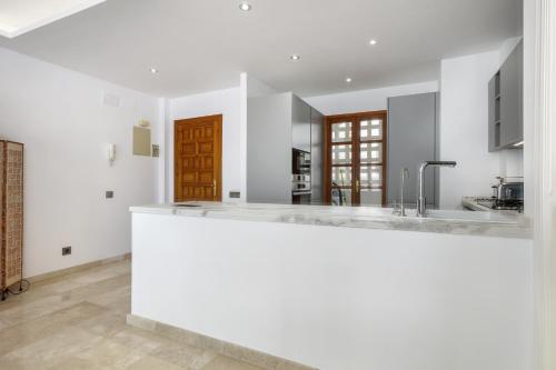 Señorio De Marbella - 3 Bedroom Penthouse by Finest Rentals