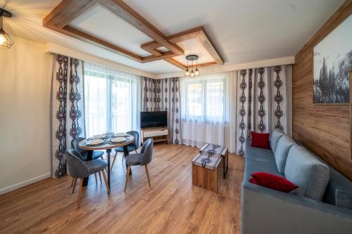 Televízia a/alebo spoločenská miestnosť v ubytovaní Apartamenty Sun & Snow Resorts C Białka Tatrzańska z sauną