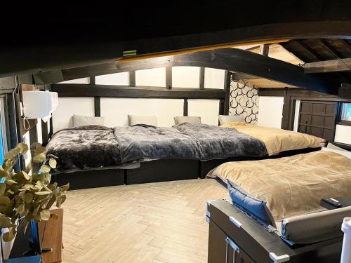 Postel nebo postele na pokoji v ubytování ENSO Residence 古民家一棟貸切宿 東近江市五個荘 ペット可 定員6名