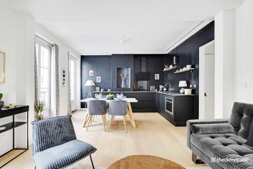 une cuisine et un salon avec une table et des chaises dans l'établissement Elegant apartment - 1BR-4P - Les Batignolles, à Paris