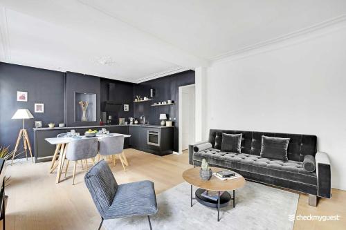 un salon avec un canapé et une table dans l'établissement Elegant apartment - 1BR-4P - Les Batignolles, à Paris