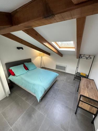une chambre avec un lit et une table en bois dans l'établissement Villa Colombo, à Bonifacio