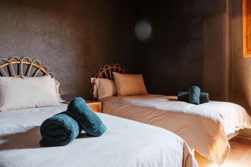 um quarto com duas camas com bichos de peluche em La BERBENA casa rural en el campo em Tordera