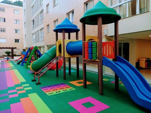 un parque infantil con tobogán en un edificio en Home Clube em Balneário Camboriú, en Balneário Camboriú