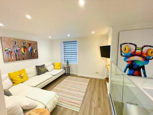Χώρος καθιστικού στο Stunning Loft Apartment South Queensferry High St Bridge Views!