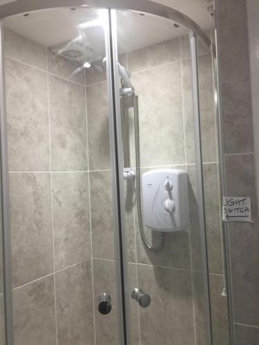 W łazience z przeszklonymi drzwiami znajduje się prysznic. w obiekcie Near Charlestown w mieście St Austell