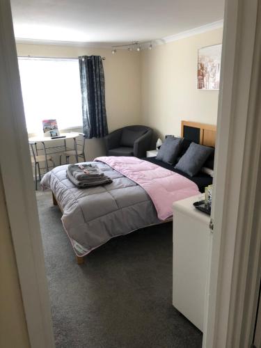 sypialnia z łóżkiem, kanapą i stołem w obiekcie Near Charlestown w mieście St Austell