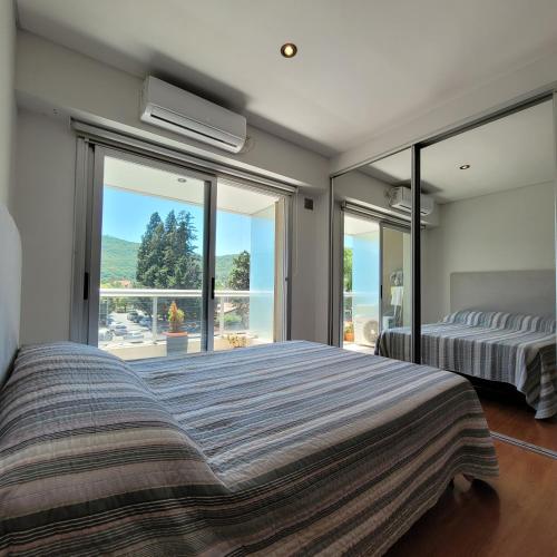 ein Schlafzimmer mit zwei Betten und einem großen Fenster in der Unterkunft Salta Hills in Salta